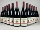 six bouteilles de vin rouge sont alignées