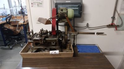 a machine that is sitting on a table in a room