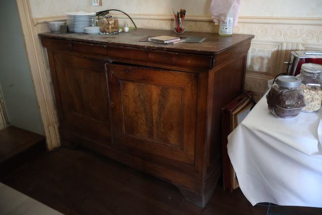 Buffet bas Louis-Philippe rustique ouvrant à deux portes et deux ...
