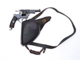 un pistolet et son étui sur fond blanc, avec un fond blanc