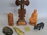 plusieurs figurines représentant Jésus et d'autres figurines religieuses posées sur un fond blanc