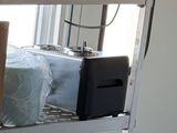 une étagère sur laquelle se trouvent un micro-ondes, un four à micro-ondes et une boîte