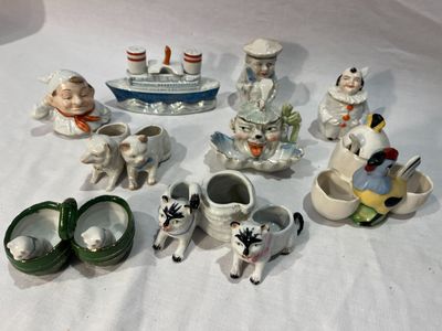 un grand nombre de figurines posées sur une table