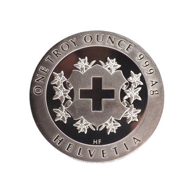 une pièce d'argent sur laquelle figure une croix, sur fond blanc