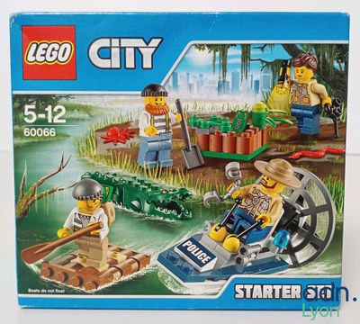 une boîte contenant un ensemble Lego City avec un homme sur un bateau
