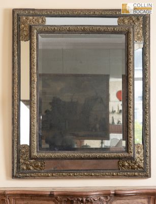 un miroir accroché au mur au-dessus de la cheminée dans un salon