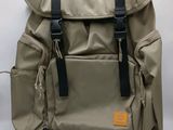 un sac à dos posé sur une surface blanche