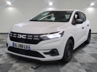 la voiture blanche est garée sur un sol en damier dans le garage