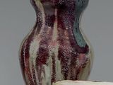 deux vases posés l'un à côté de l'autre sur une table