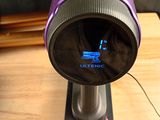 un gros plan d'un aspirateur posé sur une table