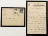 deux vieilles lettres et une carte postale sur un mur blanc