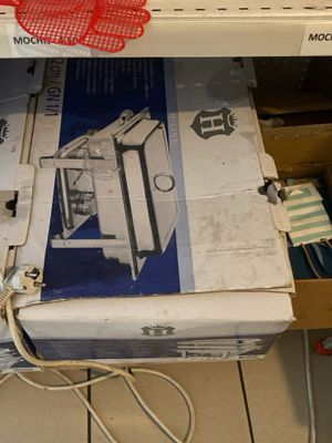 une boîte sur laquelle est posé un micro-ondes, dans un magasin