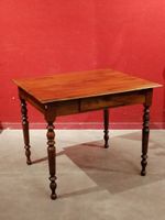 Table à écrire en noyer, pieds tournés. (photo 2)