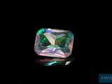 un diamant de couleur émeraude sur fond noir