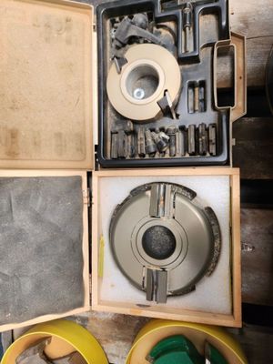 une boîte à outils posée sur une table en bois