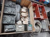 de nombreux types d'équipements électriques différents dans un boîtier