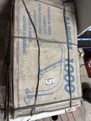 une grande boîte posée au sommet d'une pile de boîtes