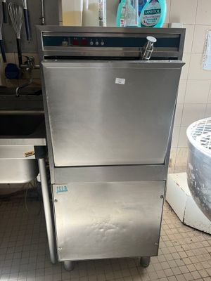 un lave-vaisselle en acier inoxydable installé dans une cuisine, à côté d'un évier
