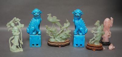 cinq figurines empilées les unes sur les autres