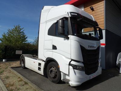 un camion blanc garé devant un bâtiment