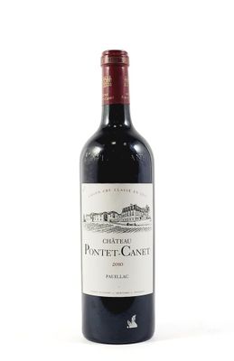 une bouteille de vin posée sur une table