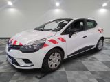 la voiture blanche est garée sur un sol en damier dans le garage