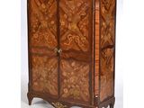 une image représentant une armoire en bois ornée d'un motif floral