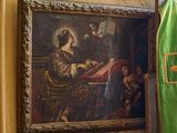un tableau accroché au mur, à côté d'un tableau représentant une femme