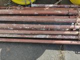 un tas de matériel de chantier posé à même le sol