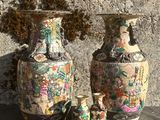 deux vases posés l'un à côté de l'autre sur une table
