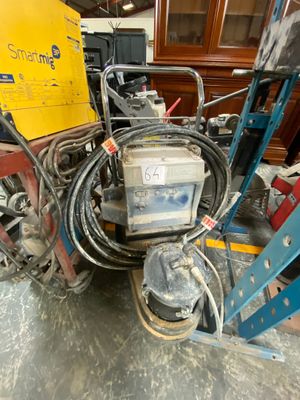 une machine posée sur le sol d'une pièce
