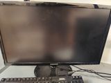 un écran d'ordinateur et un clavier posés sur un bureau