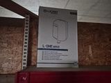 une boîte posée sur une étagère