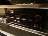 un rack de matériel électronique posé sur une étagère