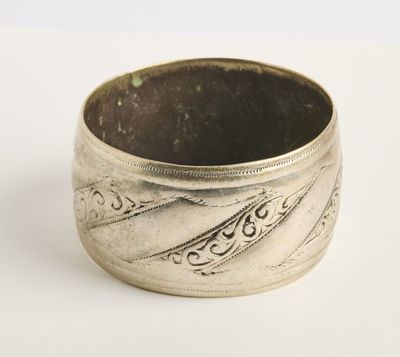 une vieille bague en argent ornée d'un motif sur un fond blanc