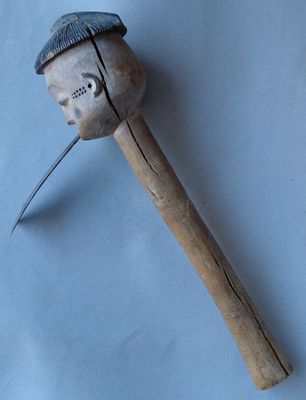 un bâton en bois surmonté d'une tête en bois