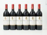 six bouteilles de vin rouge sont alignées