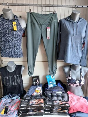 beaucoup de vêtements exposés dans un magasin