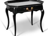 une table noire surmontée d'un tiroir, posée sur une surface blanche