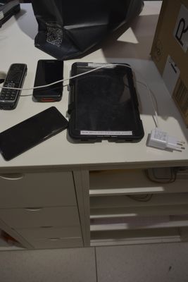 Tablette, téléphone Samsung A20, étiqueteuse Honeywell, un c…