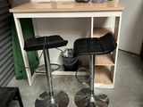 deux tabourets placés devant une table