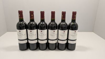 six bouteilles de vin rouge sont alignées sur une table