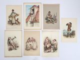 plusieurs tableaux représentant des personnes assises sur un canapé dans une pièce