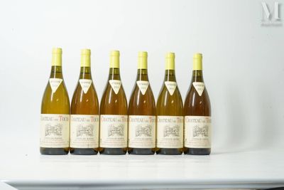 plusieurs bouteilles de vin sont alignées sur une étagère