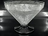 photographie en noir et blanc d'un bol en verre posé sur une table