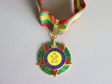 Gros plan sur une médaille entourée d'un ruban