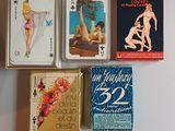 quatre cartes à jouer posées les unes à côté des autres sur une table