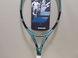 une raquette de tennis sur laquelle figurent deux joueurs de tennis
