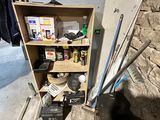 une photo d'une pièce dans laquelle se trouvent une étagère et des outils
