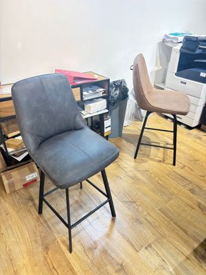 Deux tabourets hauts en simili cuir gris et marron